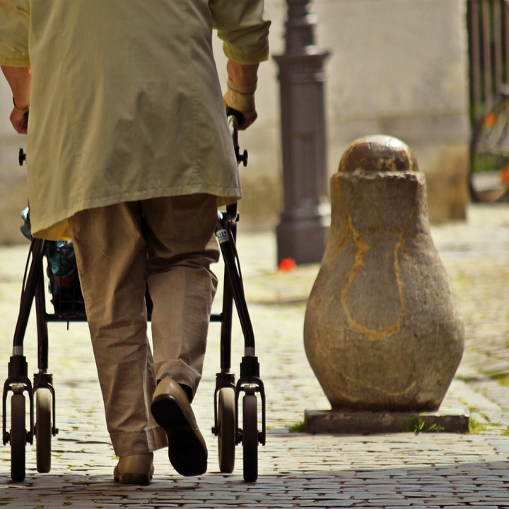 Alte Frau mit Rollator. 